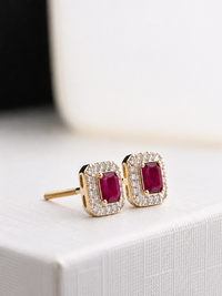 Arete rectangular rubí con halo de diamantes en oro 14k