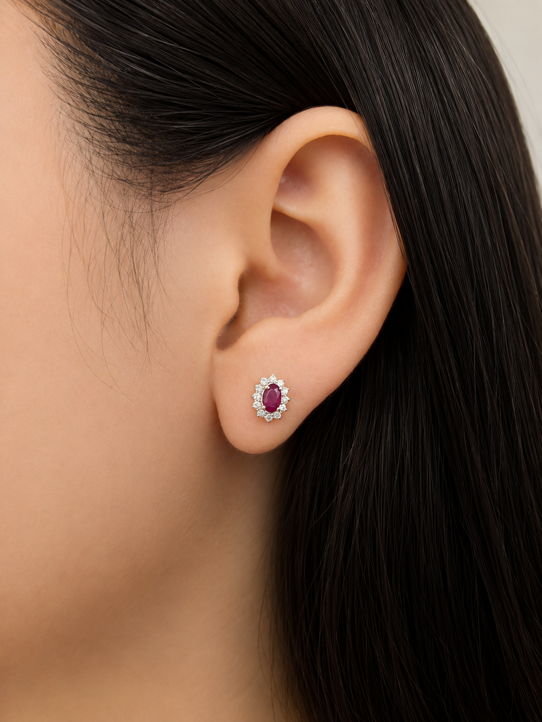 Arete oval rubí con halo de diamantes naturales en oro 14k