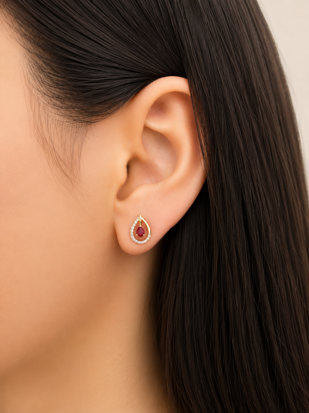 Arete gota de rubí con diamantes naturales en oro 14k