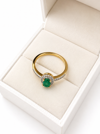 Anillo oval de esmeralda con halo de diamantes naturales en oro 14k