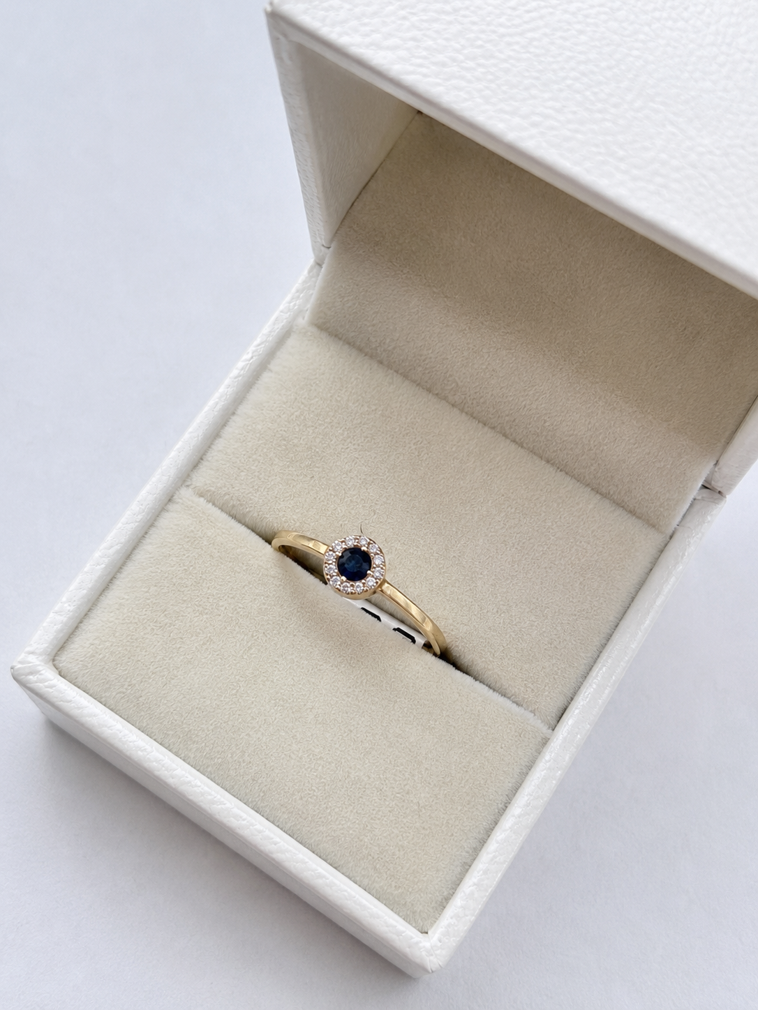 Anillo de zafiro con halo de diamantes en oro 14k