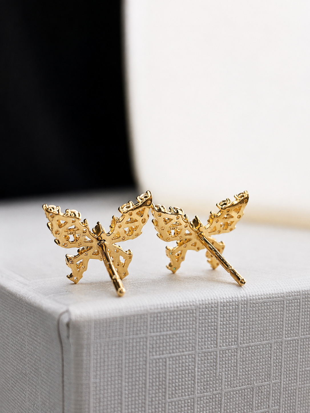 Aretes de mariposa con diamantes naturales en oro 14k