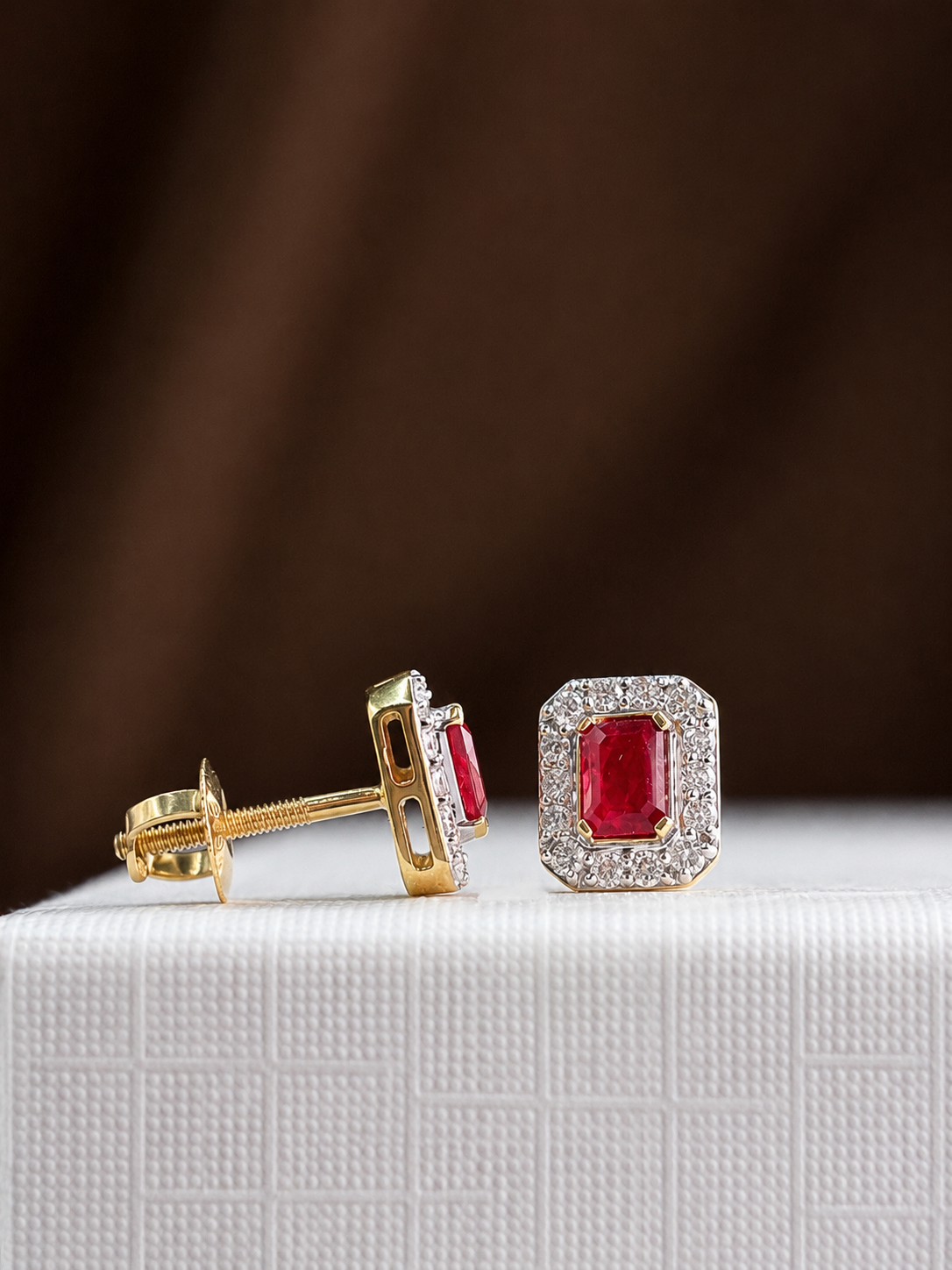 Arete rectangular rubí con halo de diamantes en oro 14k