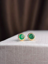 Arete biselado de esmeralda en oro 10k