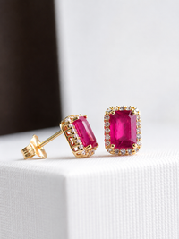 Arete de rubí con halo de diamantes en oro 14k