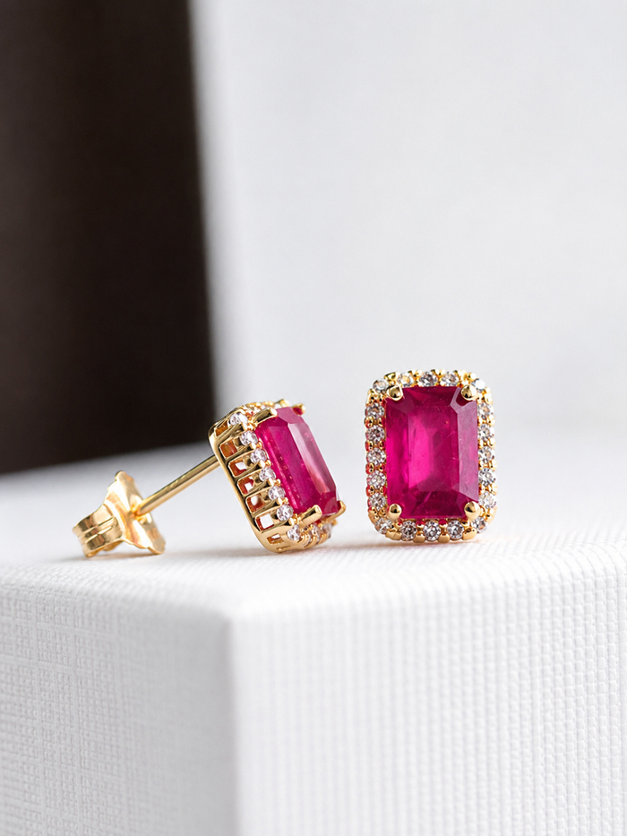 Arete de rubí con halo de diamantes en oro 14k
