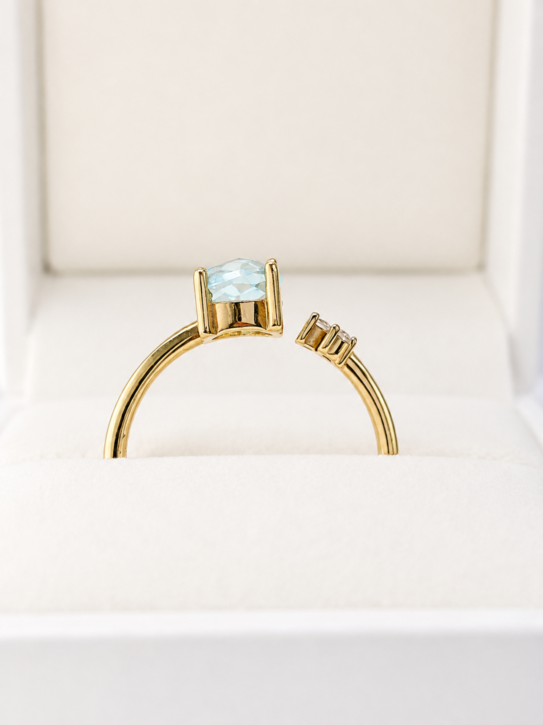 Anillo aguamarina y 3 diamantes en oro 14k