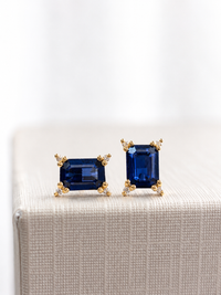 Arete rectangular de zafiro con 4 mini diamantes en oro 14k