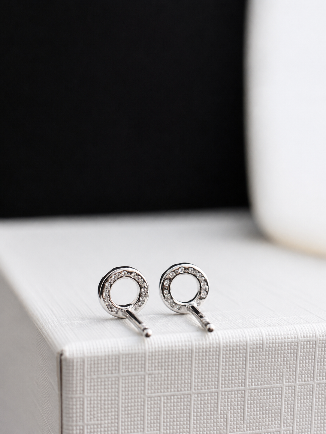 Arete silueta con diamantes naturales en oro blanco 14k