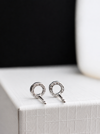 Arete silueta con diamantes naturales en oro blanco 14k
