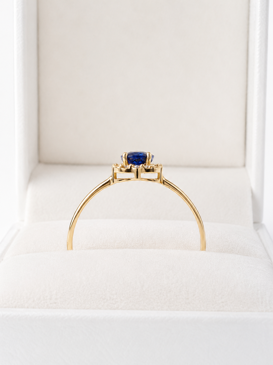 Anillo de zafiro con halo de diamantes en oro 14k