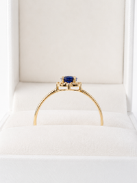 Anillo de zafiro con halo de diamantes en oro 14k