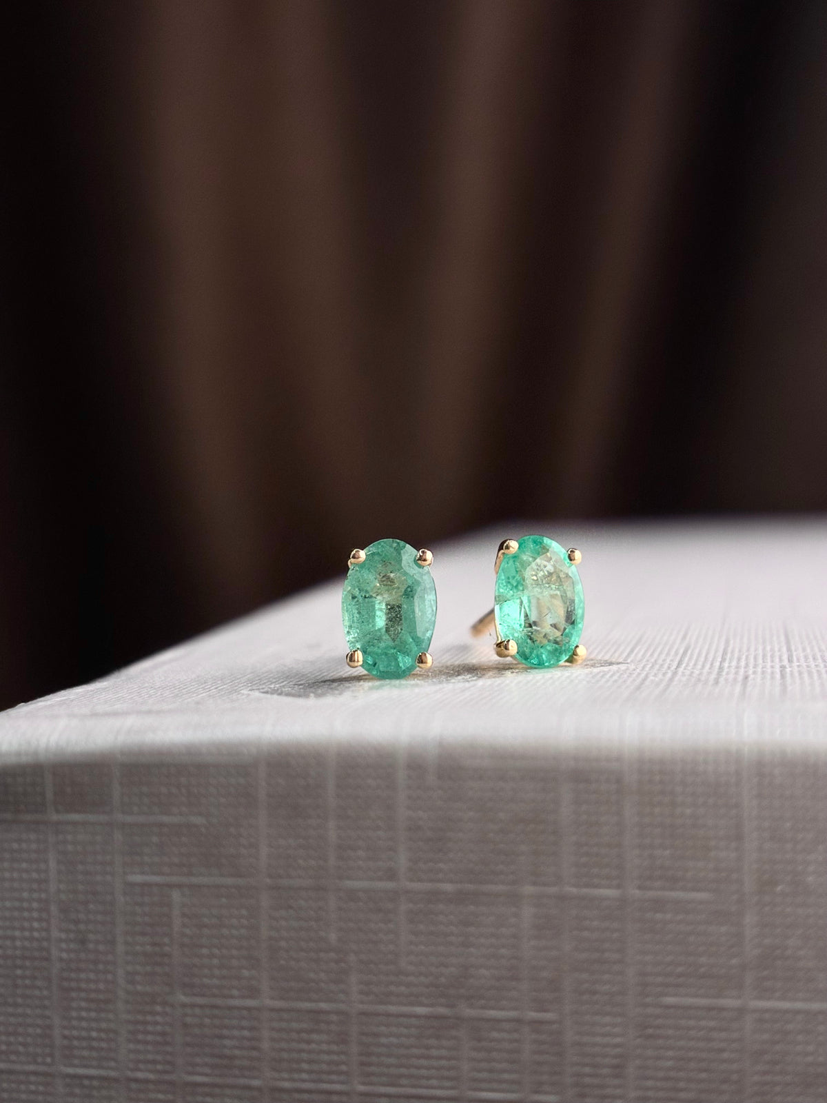 Arete oval de esmeralda en oro 14k
