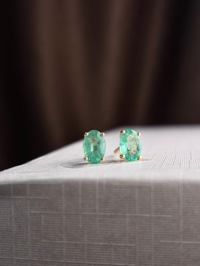 Arete oval de esmeralda en oro 14k