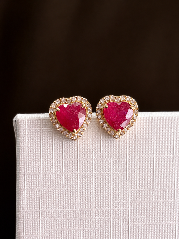 Arete de corazón Rubí con halo de diamantes en oro 14k