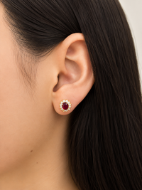 Arete de rubí con halo de diamantes en oro 14k