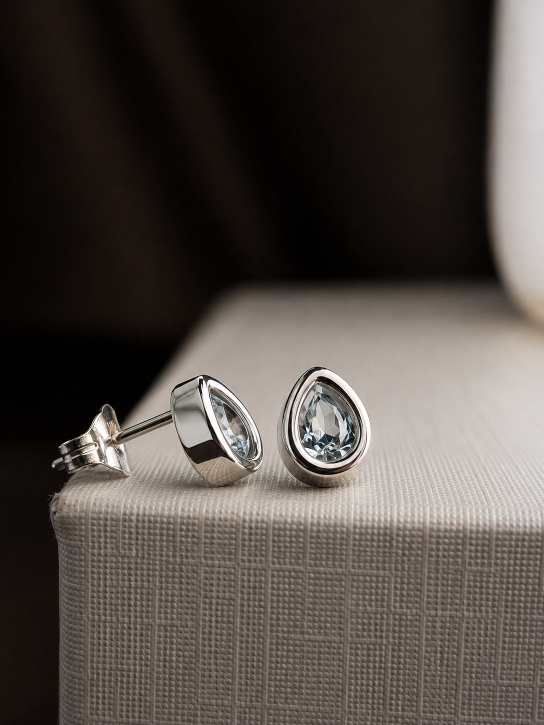Arete de aguamarina biselado en oro blanco 14k