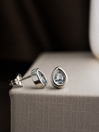 Arete de aguamarina biselado en oro blanco 14k