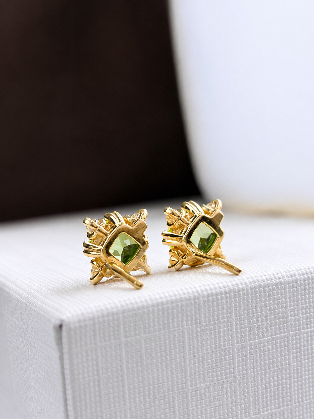 Arete de peridoto con 4 mini diamantes en oro 14k