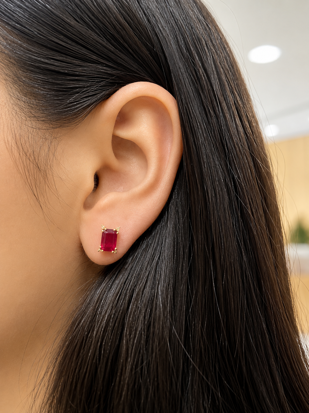 Arete rectangular de rubí con 4 mini diamantes en oro 14k