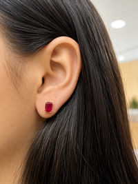 Arete rectangular de rubí con 4 mini diamantes en oro 14k