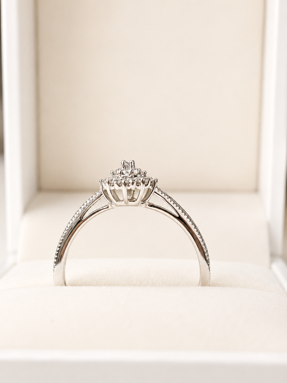 Anillo gota con diamantes en oro 14k