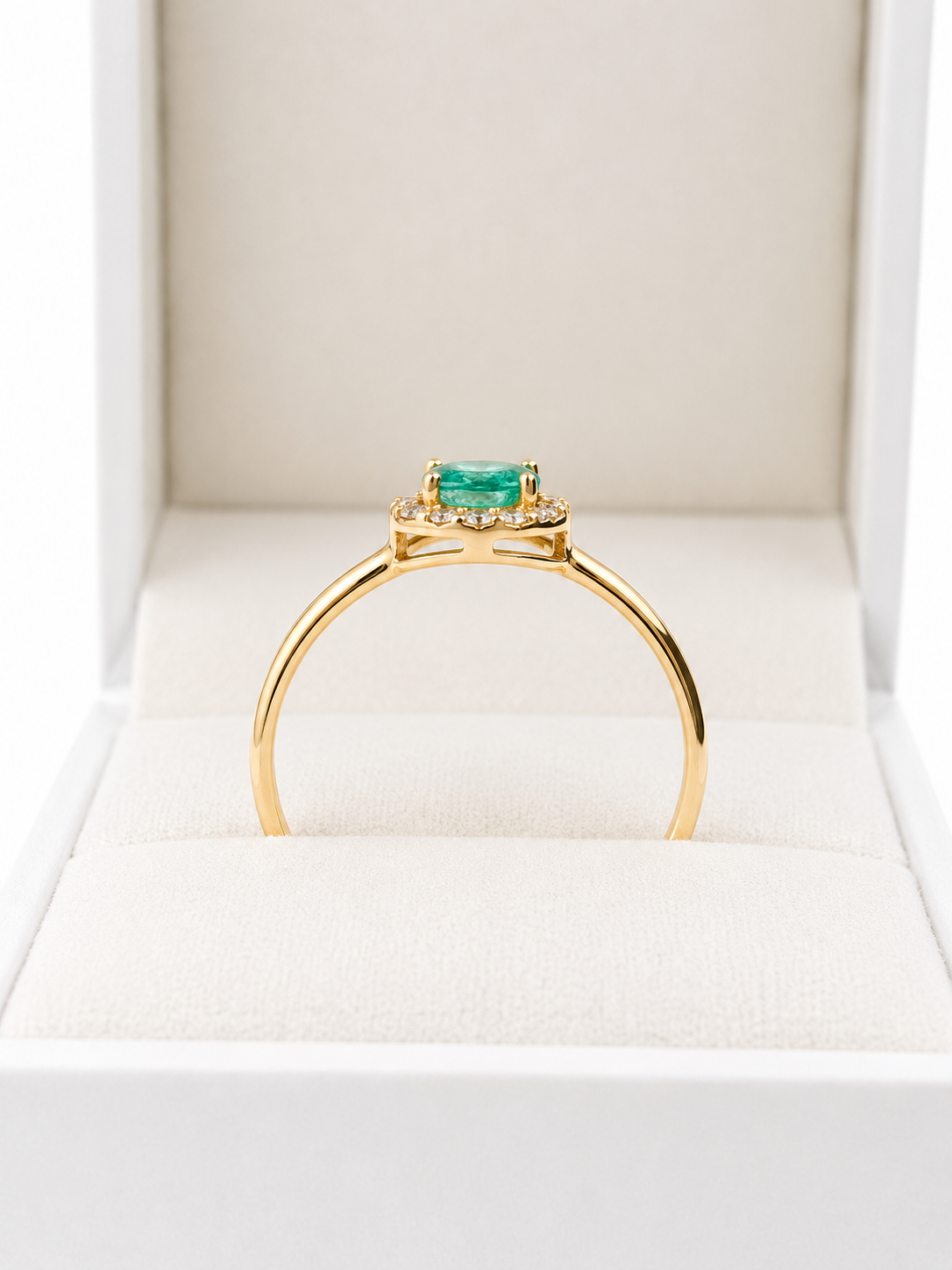 Anillo oval de esmeralda con halo de diamantes en oro 14k