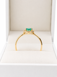 Anillo oval de esmeralda con halo de diamantes en oro 14k