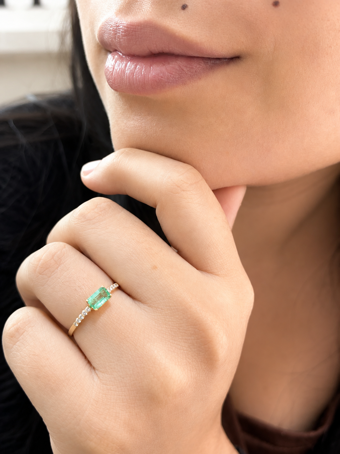 Anillo de esmeralda con diamantes naturales en oro 14k