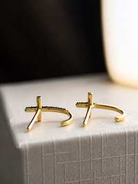 Aretes de cruz con diamantes naturales en oro 14k