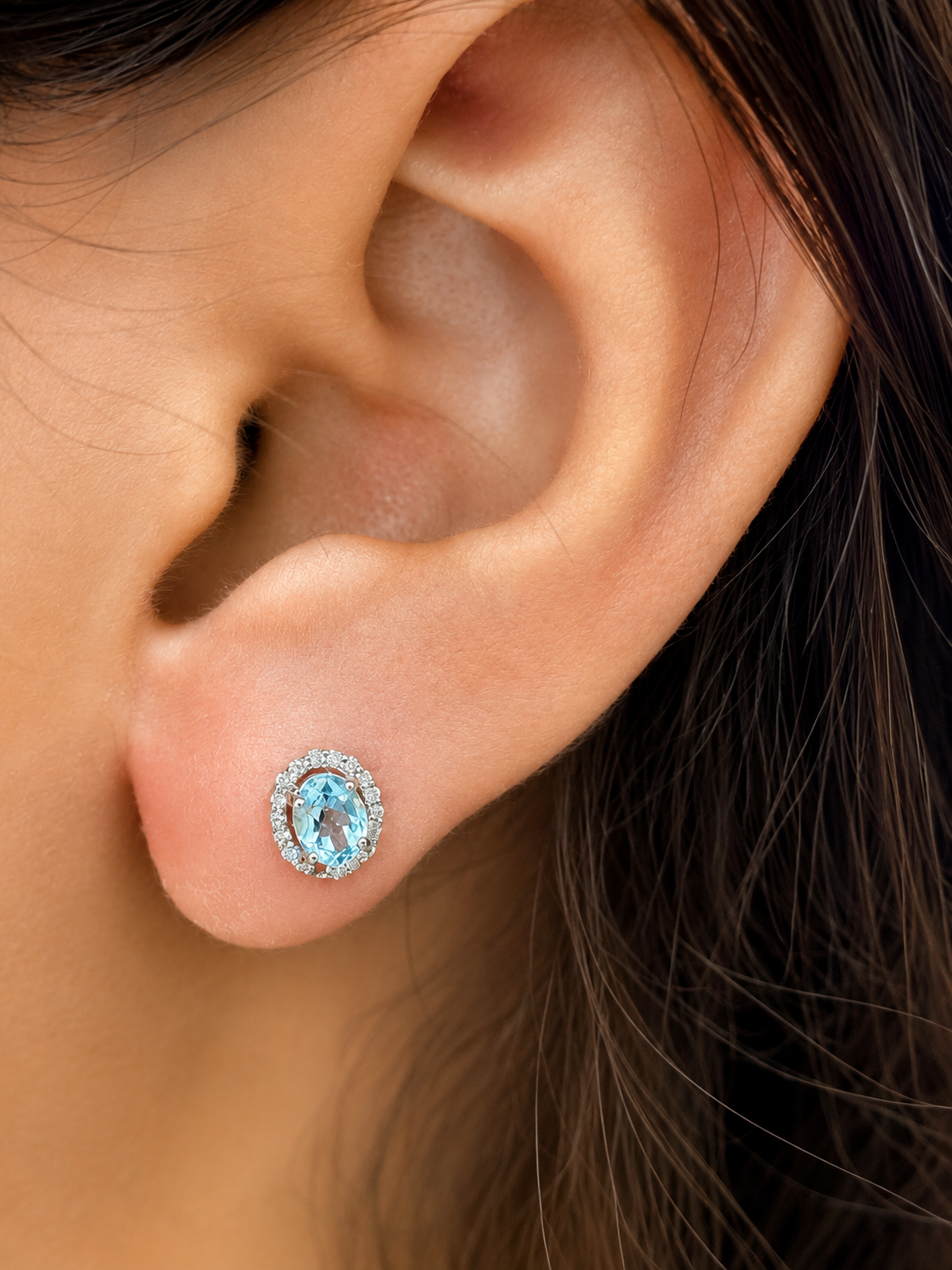Arete oval de aguamarina con halo de diamantes en oro blanco 14k