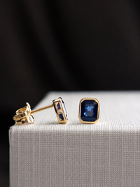 Arete mini zafiro biselado en oro 14k