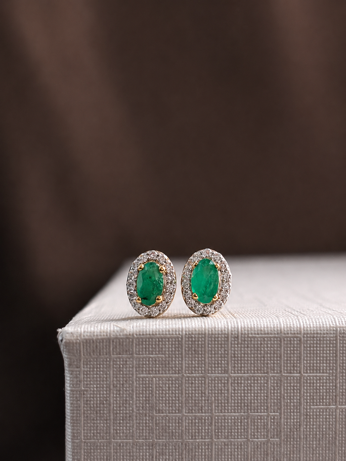 Arete oval de esmeralda con halo de diamantes en oro 14k