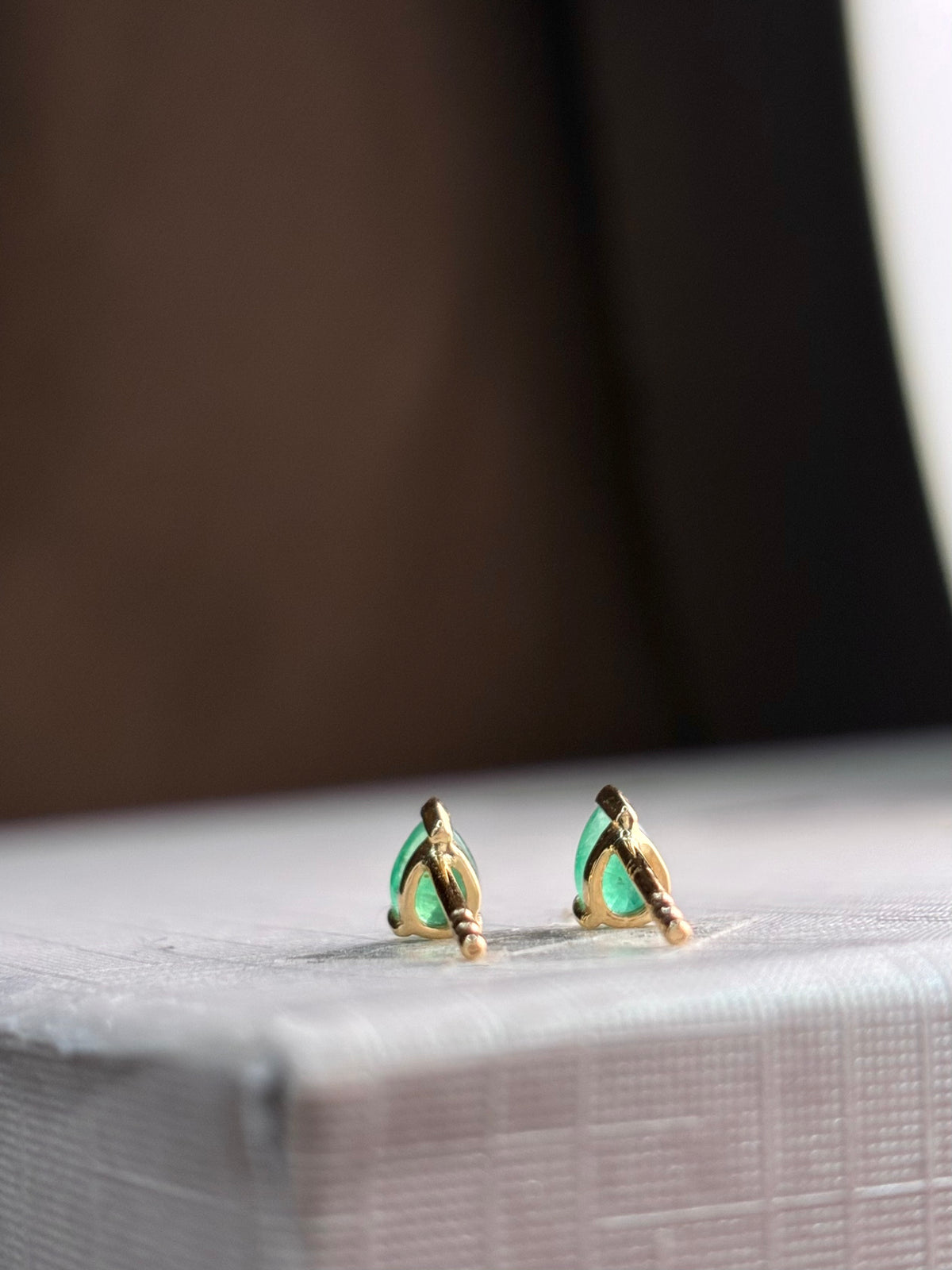Arete de mini Gota esmeralda en oro 14k