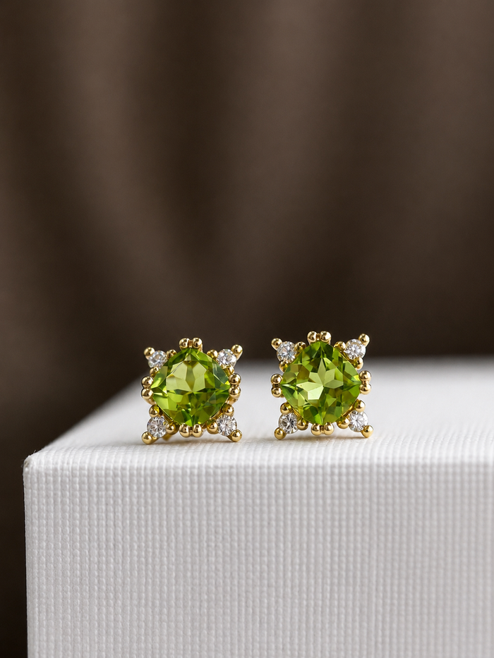 Arete de peridoto con 4 mini diamantes en oro 14k