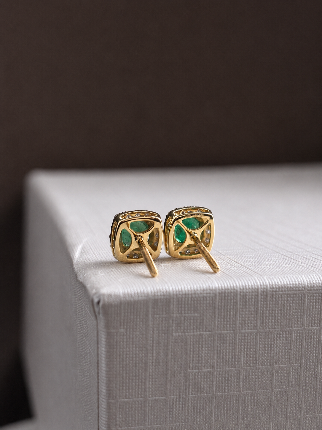 Aretes de esmeralda con halo de diamantes en oro 14k