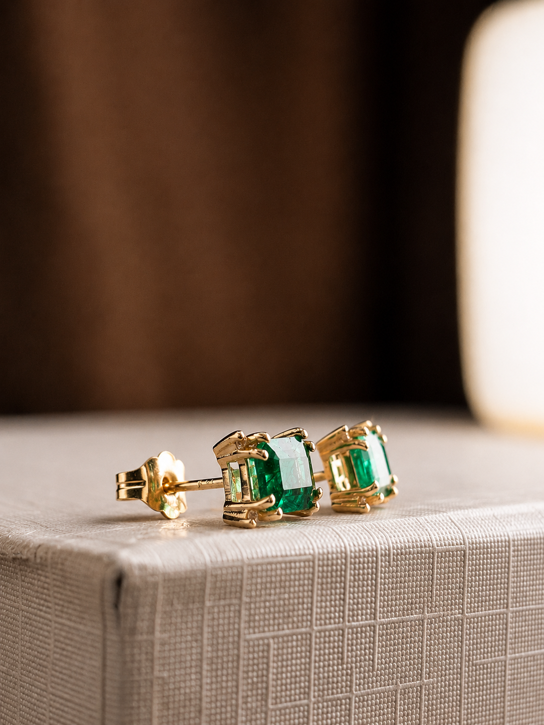 Aretes Esmeralda con 4 mini diamantes en oro 14k