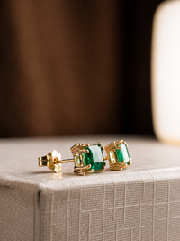 Aretes Esmeralda con 4 mini diamantes en oro 14k