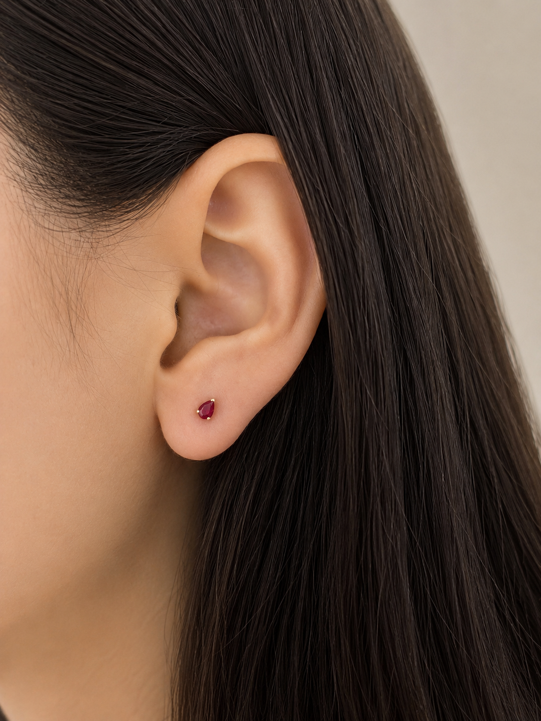 Arete mini gota de rubí en oro 14k