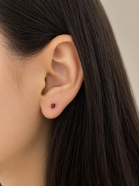 Arete mini gota de rubí en oro 14k