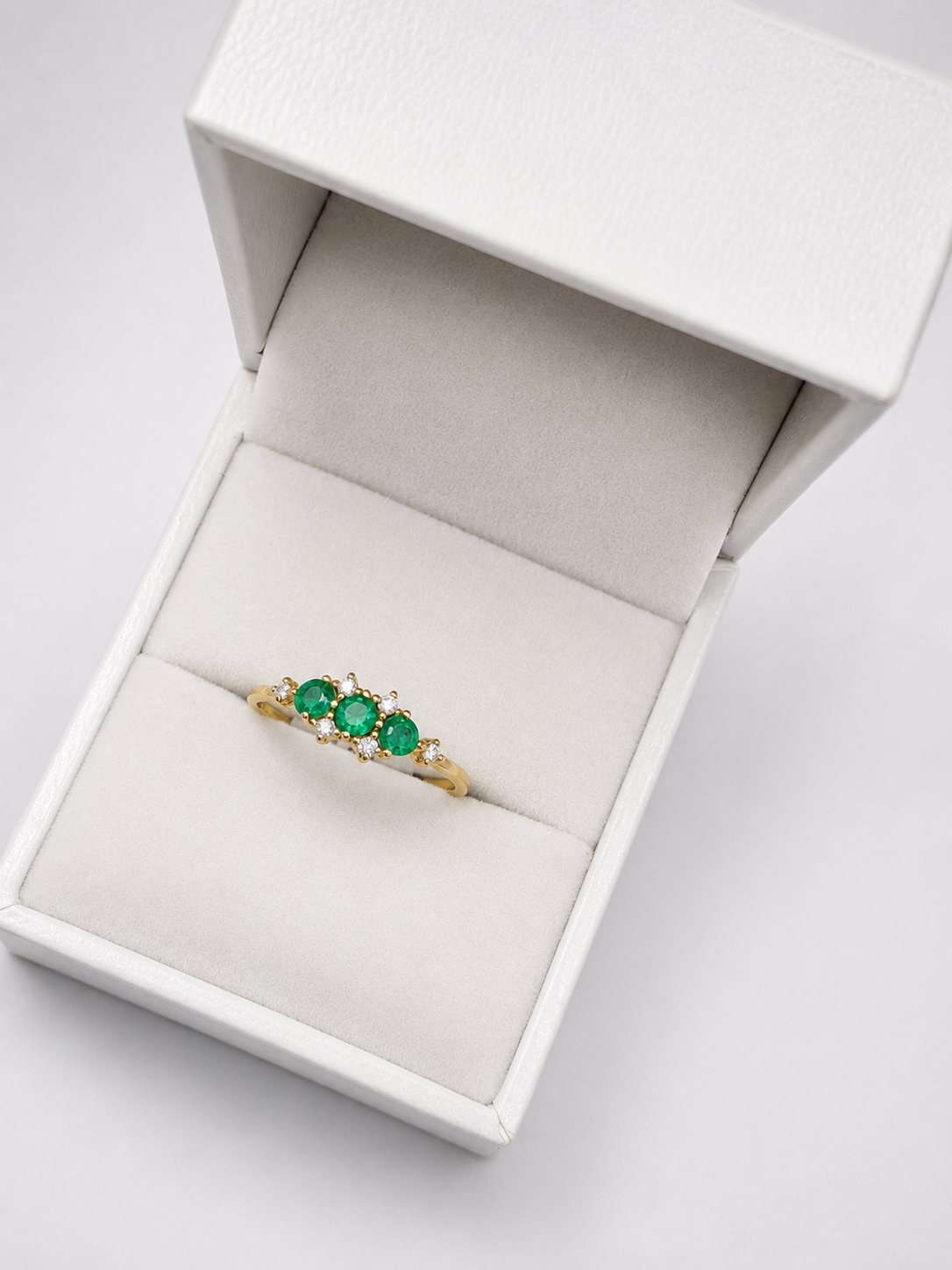 Anillo 3 esmeraldas en y diamantes naturales en oro 14k