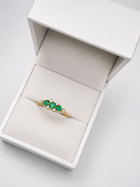 Anillo 3 esmeraldas en y diamantes naturales en oro 14k
