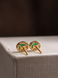 Arete oval de esmeralda con halo de diamantes en oro 14k