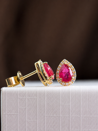 Arete gota de rubí con halo diamantes en oro 14k