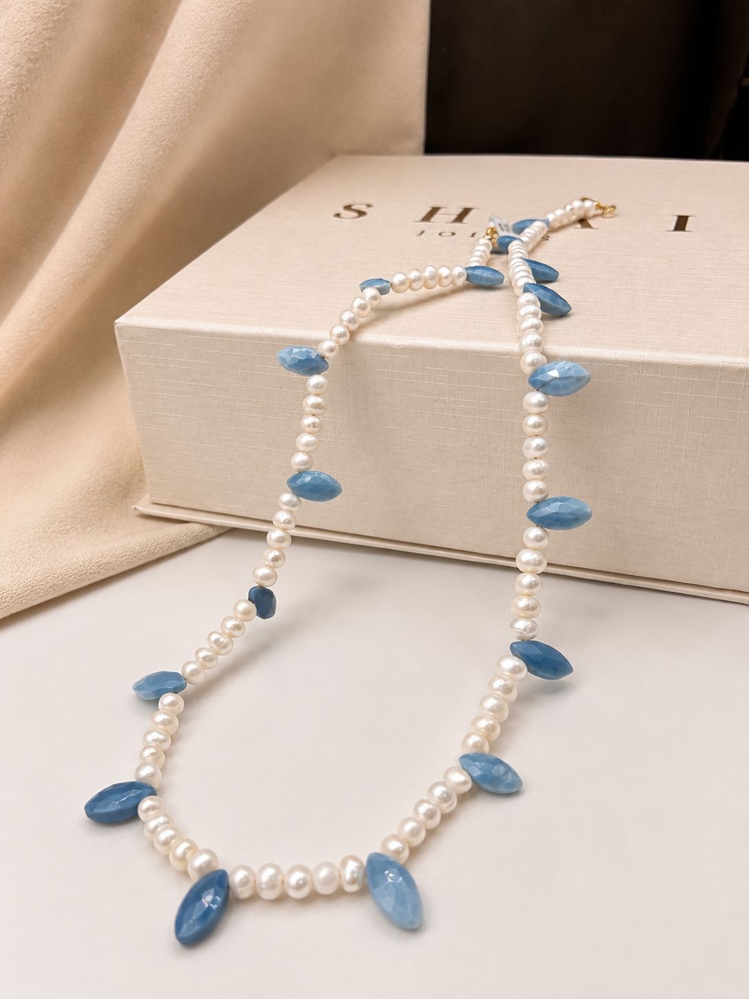 Collar de perla natural y  ópalo azul con broche de oro 10k