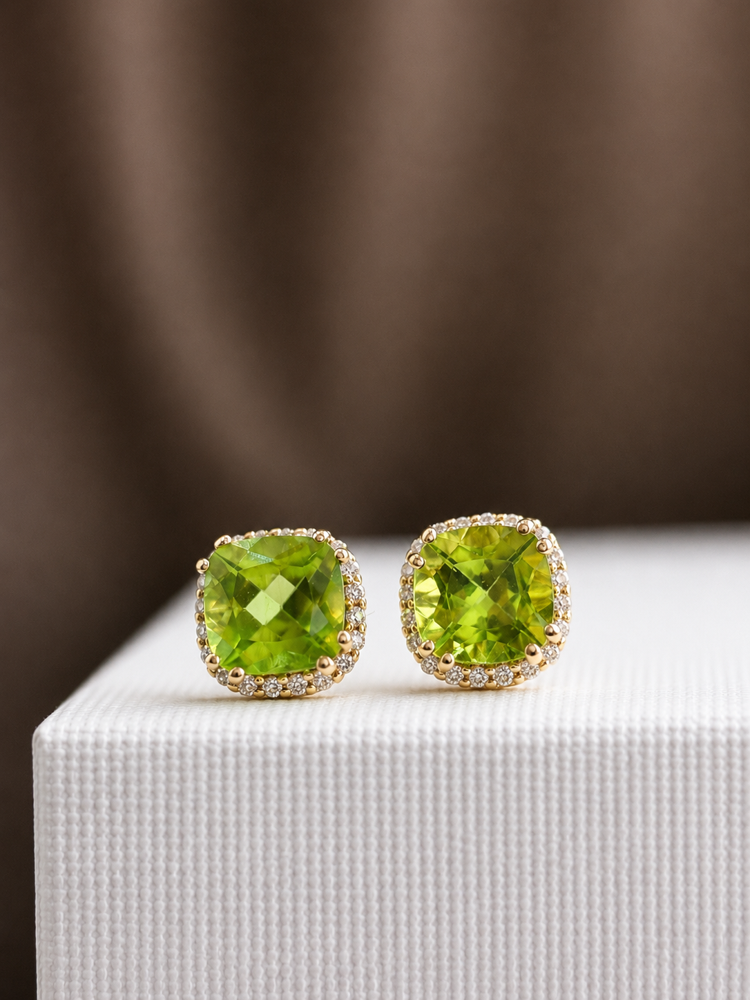 Arete de peridoto con halo de diamantes en oro 14k