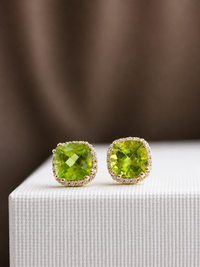 Arete de peridoto con halo de diamantes en oro 14k