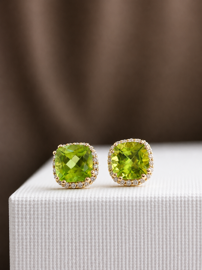 Arete de peridoto con halo de diamantes en oro 14k