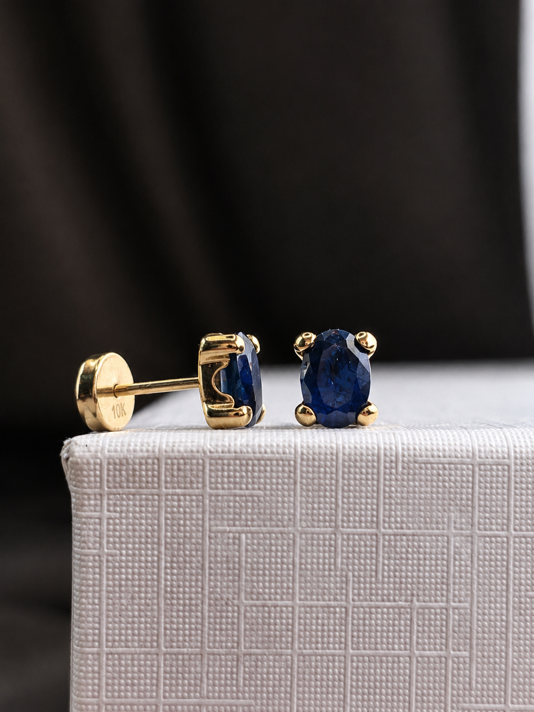 Arete oval zafiro natural en oro 10k