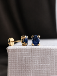Arete oval zafiro natural en oro 10k